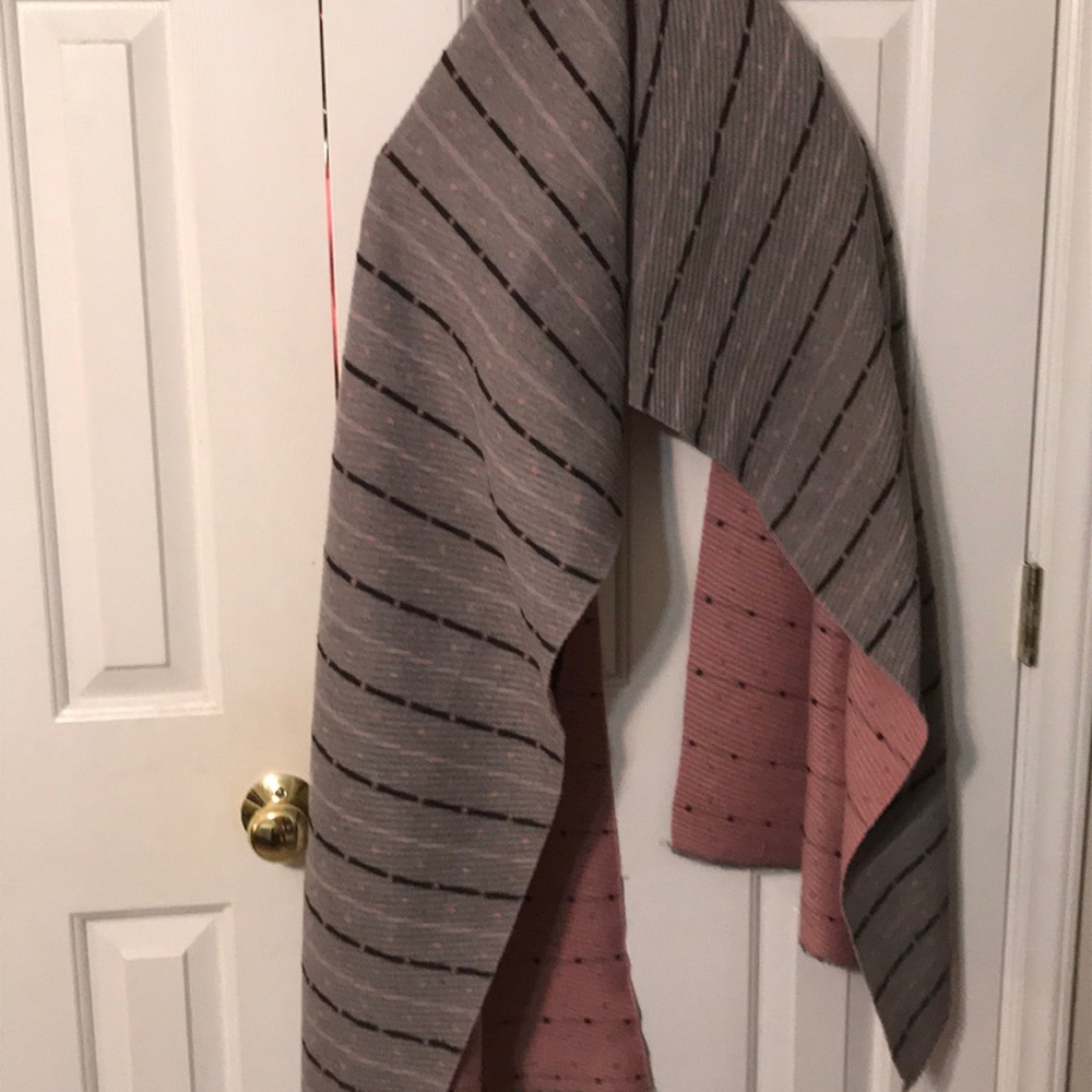 Shoulder scarf